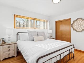 Charming Farmhouse Retreat - King Suite - - 0