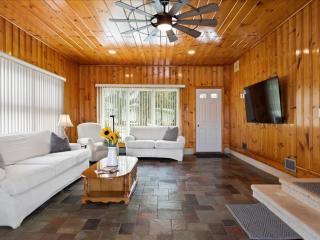 Charming Farmhouse Retreat - King Suite - - 2