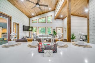 Creekside Cabin with Views and Hot Tub in Broken Bow - 7