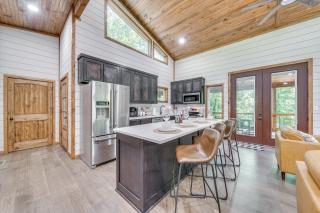 Creekside Cabin with Views and Hot Tub in Broken Bow - Broken Bow - 1