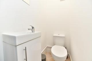 4-Bedroom Semi-Detached Home Swansea l Near Beach l Sleeps 8 l 8 Beds l By JMT Stays - Morriston - 9
