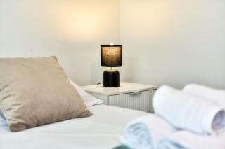 4-Bedroom Semi-Detached Home Swansea l Near Beach l Sleeps 8 l 8 Beds l By JMT Stays - Morriston - 6