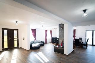 Hillside Chalet - - 9