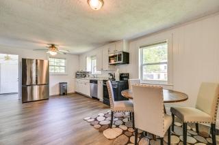6 Mi to Dtwn Charming Home with Yard in Charlotte - 6