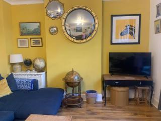 Arty 2 bed flat with courtyard - Moffat - 3