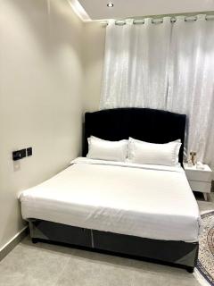 Studio with master bed and 654k screen - Riad - 8