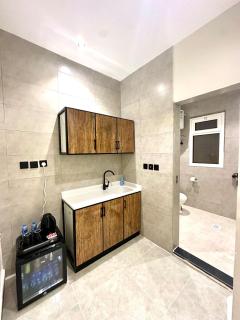 Studio with master bed and 654k screen - Riad - 6