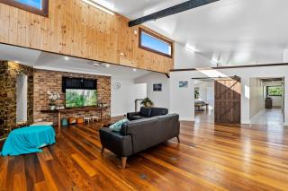 Large Beach Retreat with Ocean Breeze & Style - 9