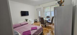 DIKA Apartment - Bar - 9