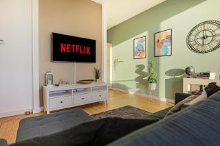 Penthouse Hub Apartment - Central MK - Juliet Balcony, Free Parking, Fast Wi-Fi and Smart TV with Netflix by Yoko Property - Milton Keynes - 9