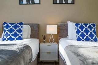 Penthouse Hub Apartment - Central MK - Juliet Balcony, Free Parking, Fast Wi-Fi and Smart TV with Netflix by Yoko Property - Milton Keynes - 2