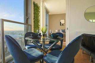 Penthouse Hub Apartment - Central MK - Juliet Balcony, Free Parking, Fast Wi-Fi and Smart TV with Netflix by Yoko Property - Milton Keynes - 5