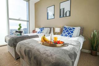 Penthouse Hub Apartment - Central MK - Juliet Balcony, Free Parking, Fast Wi-Fi and Smart TV with Netflix by Yoko Property - Milton Keynes - 3