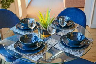 Penthouse Hub Apartment - Central MK - Juliet Balcony, Free Parking, Fast Wi-Fi and Smart TV with Netflix by Yoko Property - Milton Keynes - 4