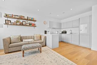 Apartment - Sleeps 2 - Parking - Great Location - Isleworth - 4