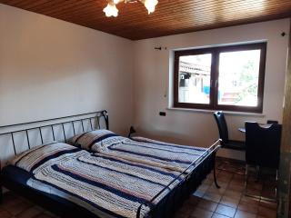 ROOM in apartment LOT SPACE & option COOKING & BREAKFAST self service & terrace - 9 km from A8 highway & superfast self checkin - Bruckmühl - 9