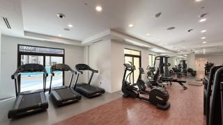 Elegant Stay with Pool & Gym Near Iconic Landmarks - 3