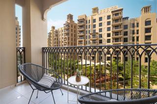 Elegant Stay with Pool & Gym Near Iconic Landmarks - 9