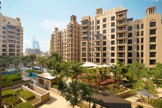 Elegant Stay with Pool & Gym Near Iconic Landmarks - 5