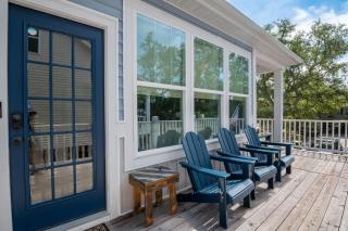 Pet friendly private home with fenced in yard - 9