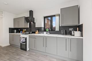 Super Deluxe Living in 4 Bedroom 5 Bed House with Free Parking - Birmingham - 5