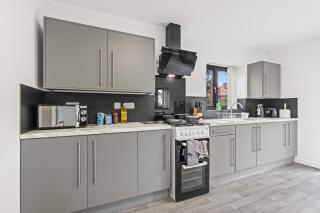 Super Deluxe Living in 4 Bedroom 5 Bed House with Free Parking - Birmingham - 6
