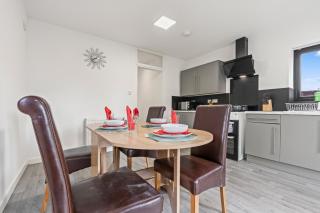 Super Deluxe Living in 4 Bedroom 5 Bed House with Free Parking - Birmingham - 3