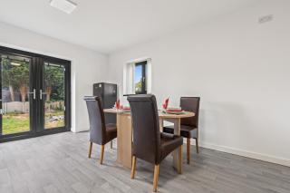 Super Deluxe Living in 4 Bedroom 5 Bed House with Free Parking - Birmingham - 4