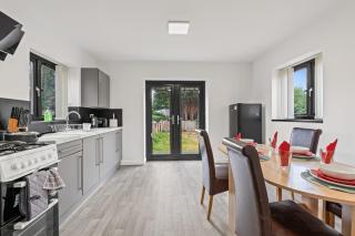 Super Deluxe Living in 4 Bedroom 5 Bed House with Free Parking - Birmingham - 2