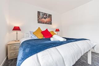 Super Deluxe Living in 4 Bedroom 5 Bed House with Free Parking - Birmingham - 0