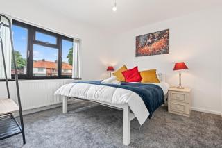 Super Deluxe Living in 4 Bedroom 5 Bed House with Free Parking - Birmingham - 1