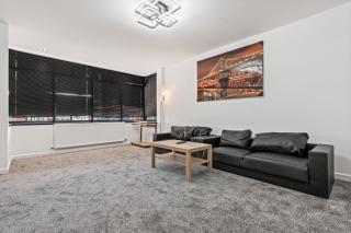 Super Deluxe Living in 4 Bedroom 5 Bed House with Free Parking - Birmingham - 8