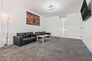 Super Deluxe Living in 4 Bedroom 5 Bed House with Free Parking - Birmingham - 7