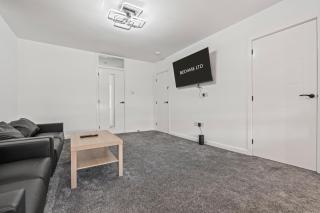Super Deluxe Living in 4 Bedroom 5 Bed House with Free Parking - Birmingham - 9