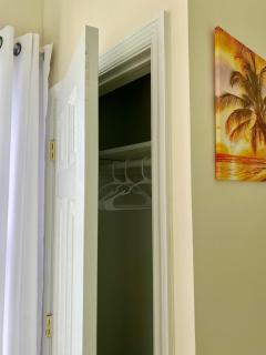 Tropical Oasis Apartment 9 Min from Airport - Irvington - 2
