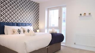 4 Bedroom 3 Bathroom House - Sleeps up to 8 - City Centre - Free Parking, Fast Wifi, Private Garden and Smart TV by Yoko Property - Milton Keynes - 3