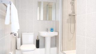 4 Bedroom 3 Bathroom House - Sleeps up to 8 - City Centre - Free Parking, Fast Wifi, Private Garden and Smart TV by Yoko Property - Milton Keynes - 4