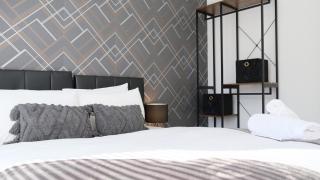 4 Bedroom 3 Bathroom House - Sleeps up to 8 - City Centre - Free Parking, Fast Wifi, Private Garden and Smart TV by Yoko Property - Milton Keynes - 1