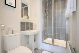 4 Bedroom 3 Bathroom House - Sleeps up to 8 - City Centre - Free Parking, Fast Wifi, Private Garden and Smart TV by Yoko Property - Milton Keynes - 7