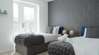 4 Bedroom 3 Bathroom House - Sleeps up to 8 - City Centre - Free Parking, Fast Wifi, Private Garden and Smart TV by Yoko Property - Milton Keynes - 6