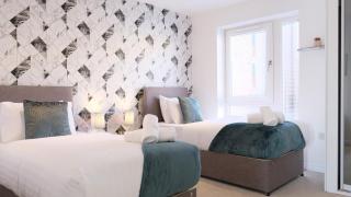 4 Bedroom 3 Bathroom House - Sleeps up to 8 - City Centre - Free Parking, Fast Wifi, Private Garden and Smart TV by Yoko Property - Milton Keynes - 9