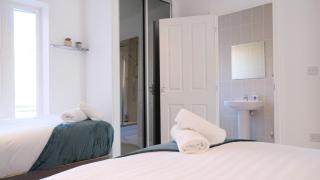 4 Bedroom 3 Bathroom House - Sleeps up to 8 - City Centre - Free Parking, Fast Wifi, Private Garden and Smart TV by Yoko Property - Milton Keynes - 5