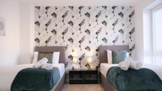 4 Bedroom 3 Bathroom House - Sleeps up to 8 - City Centre - Free Parking, Fast Wifi, Private Garden and Smart TV by Yoko Property - Milton Keynes - 8