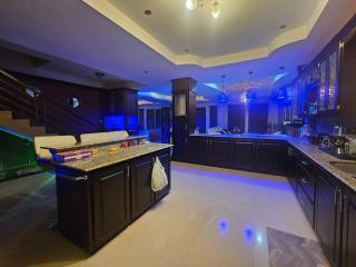 The House of Praise 4Bd - - 2