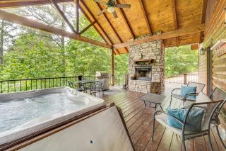Cabin with Hot Tub and Deck 5 Mi to Broken Bow Lake - 9