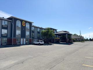 Super 8 by Wyndham High River AB - High River - 8