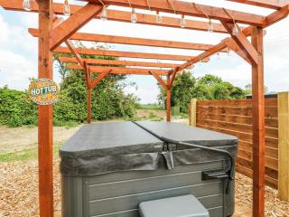 Luxury Shepherd Hut with Private Hot Tub - Swaffham Bulbeck - 9