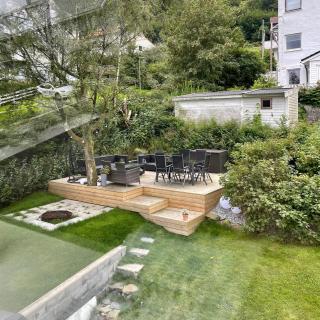 Nydelig leilighet med utsikt, hage og parkering - Bergen - 9