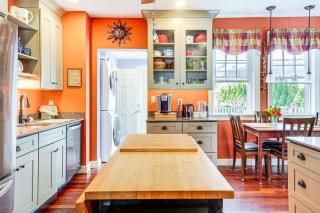 Walk to the T North Shore Retreat Near Salem Fun! - 1