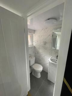 Modern 8-Room Ensuite House with Shared Lounge and Kitchen - Wythenshawe - 9